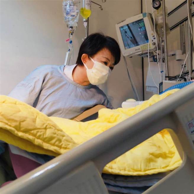 台中市市长卢秀燕曾前往医院探视昏迷的男童，昨日获知离世消息后，也于脸书上发文表示哀悼。图为4月24日卢秀燕前往医院探视男童。（中时资料照）