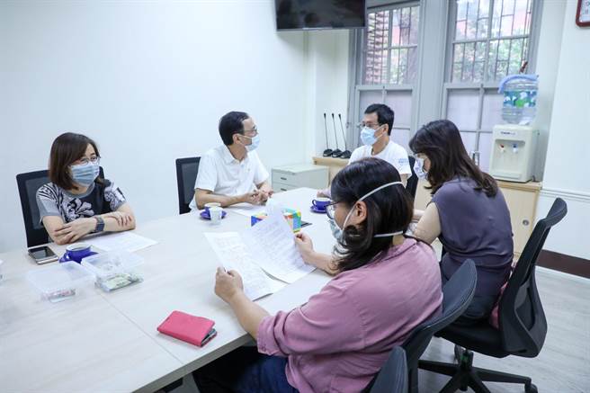 國民黨前主席朱立倫上午拜訪國民黨團討論不在籍投票。（朱立倫辦公室提供）