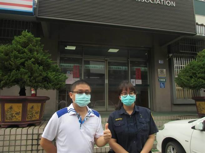 竹山分局鹿谷分駐所接獲鹿谷鄉農會廣興分部張姓行員通報，有民眾異常提領46萬元大筆現金，疑似遭詐騙，請警方前往協助處理，成功阻攔詐騙案。（竹山分局提供／盧金足台中傳真）