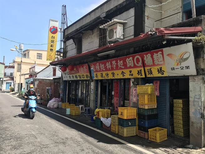 枋山乡2村解封首日，店家开不多，居民生活仍不便。（谢佳潾）