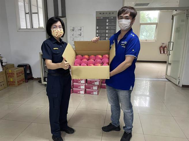 埔里警察用行动相挺辛苦的果农，购买50箱芒果分送给各分驻所、派出所辛苦防疫的员警享用。（埔里分局提供／卢金足南投传真）