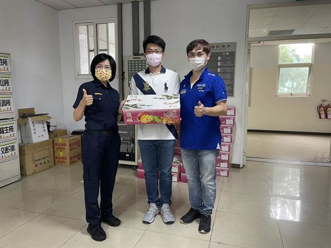吃芒果、抗疫情、警察用心、民眾安心。（埔里分局提供／卢金足南投传真）