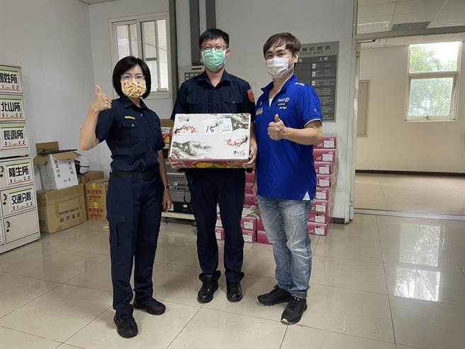 员警力挺农民，希望国人不要对屏东及枋山贴上标籤。（埔里分局提供／卢金足南投传真）