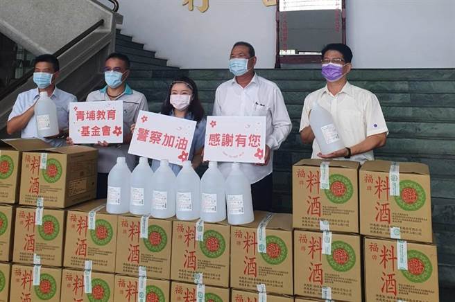 前立委、青埔教育基金會董事長張嘉郡（右三）代表基金會贈20箱4000ml酒精給雲林縣警局。（青埔教育基金會提供）