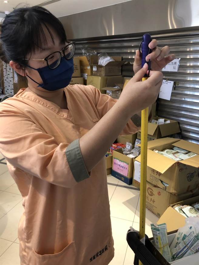 医护人员为确诊母子准备相关物品（民眾提供／戴上容新北传真）