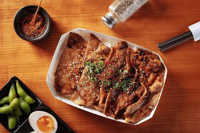 以大份量肉品打造奢华丼饭的「牛角次男坊」，推出新口味外带便当，自取并可享优惠。（图／牛角次男坊）