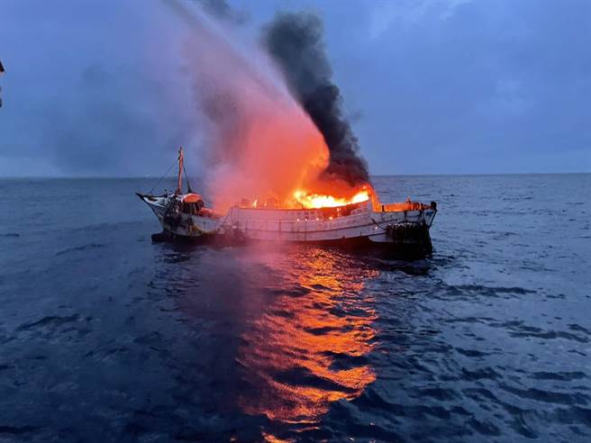 1艘旗后籍渔船于6月29日晚间6时9分在左营军港外约2浬处海域，因机舱失火情况危急，请求海巡队救援。（高雄海巡队提供／林瑞益高雄传真）