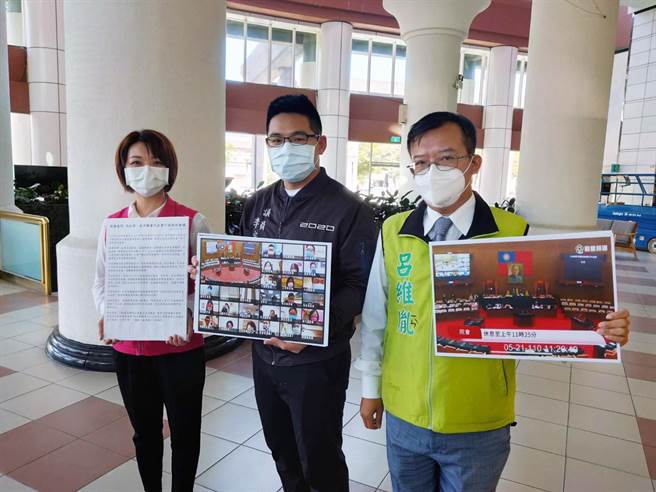 民進黨台南市議員呂維胤（左起）、李宗翰、蔡筱薇等3人呼籲市議會定期會恢復開會。（洪榮志攝）