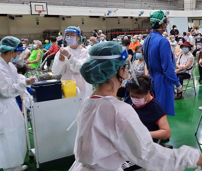 民政局指出，受到屏东Delta疫情影响，民眾施打疫苗异常踊跃，让大家感到意外。（民眾提供）