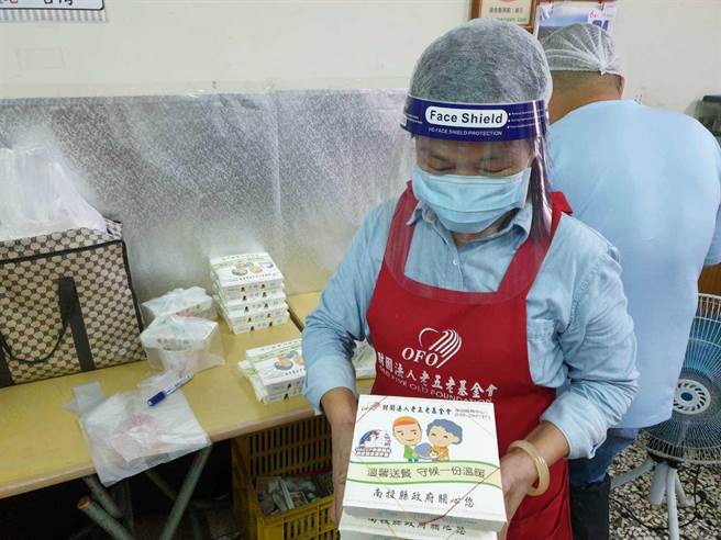 老五老基金会维持每日到宅送餐，就算疫情当下也不能断炊。（老五老基金会提供／王文吉台中传真）