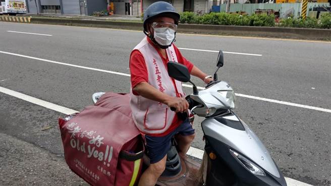 老五老送餐服务加强志工防疫，如全程配戴口罩、护目镜，取餐前、送餐后都加强手部消毒。（老五老基金会提供／王文吉台中传真）