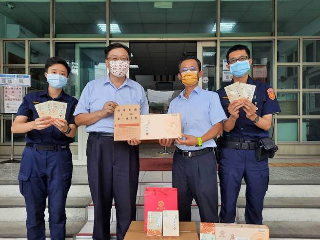 福壽實業公司贈送1600包雞精，支持清水分局全力抗疫。（清水分局提供／王文吉台中傳真）