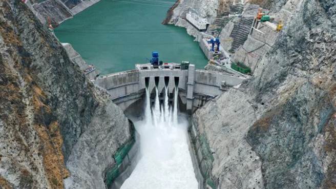 四川雅砻江杨房沟水电站首台机组并网发电。（新华社）