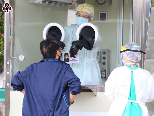 國內新冠肺炎疫情未解，更遭Delta印度變異株攻進社區。圖為新北市立聯合醫院三重院區快篩站幫民眾檢查。(本報資料照)