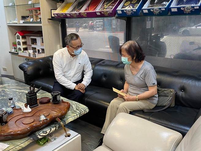 陳家欽慰問何員家屬，允諾會全力協助。（翻攝照片／林郁平台北傳真）