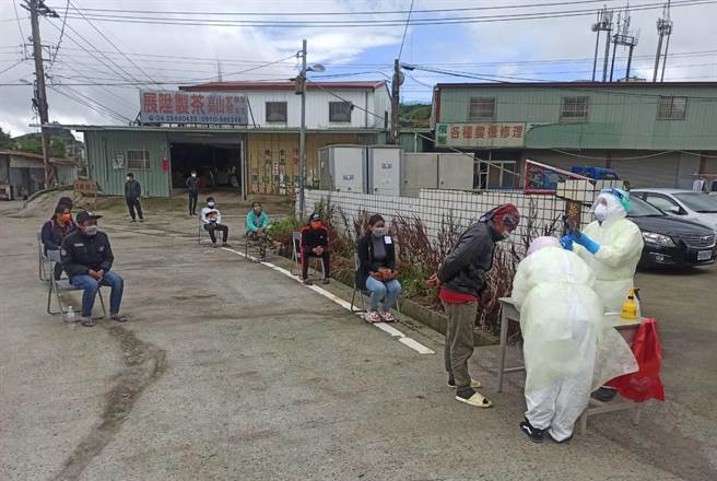 南投縣衛生局30日立即由埔里基督教醫院至仁愛鄉華崗地區民眾專案採檢，防堵病毒。（南投縣府提供／盧金足南投傳真）