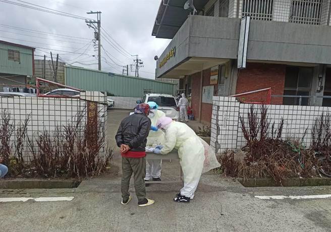 南投縣衛生局30日立即由埔里基督教醫院至仁愛鄉華崗地區民眾專案採檢，防堵病毒。（南投縣府提供／盧金足南投傳真）