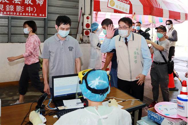 台南市長黃偉哲前往安南果菜市場感謝成大醫療團隊、衛生局、警察局及果菜市場人員為防疫共盡心力，讓篩檢能夠快速落實，避免感染鏈擴大。（市府提供／洪榮志台南傳真）