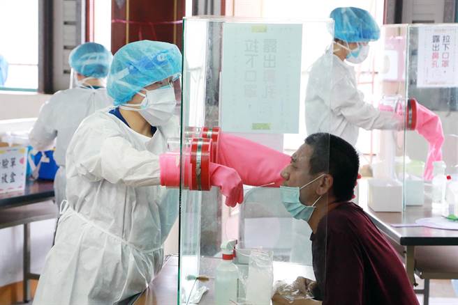 成大醫療團隊進駐安南果菜市場進行大規模篩檢。（市府提供／洪榮志台南傳真）