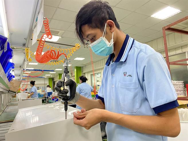 喜特丽公司为安定内部员工对整体大环境的疑虑，逆势加薪2％以上幅度，让员工安心工作。（喜特丽公司提供）