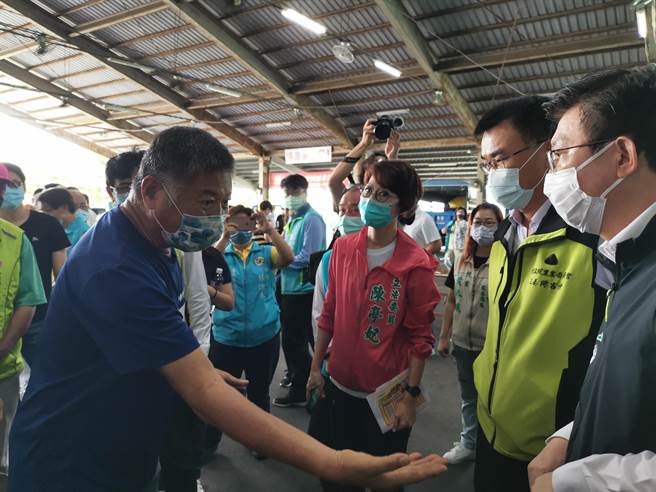 农委会主委陈吉仲（右二）30日上午至玉井青果市场视察。（刘秀芬摄）