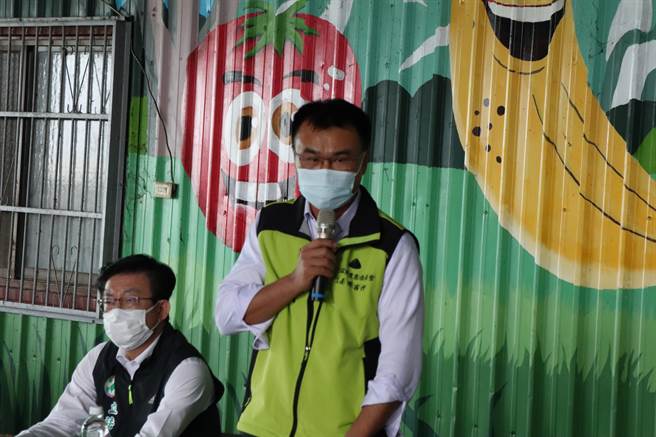 农委会主委陈吉仲（右）30日上午至玉井青果市场视察。（刘秀芬摄）