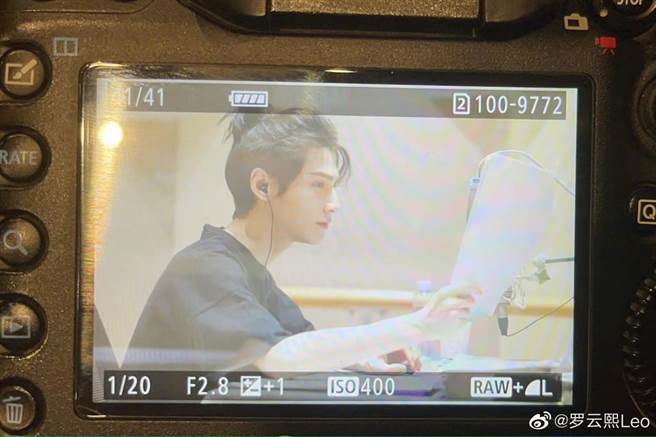 羅雲熙本人貼出工作側拍照，依然清瘦，但狀態還不錯。(翻攝自羅雲熙微博)