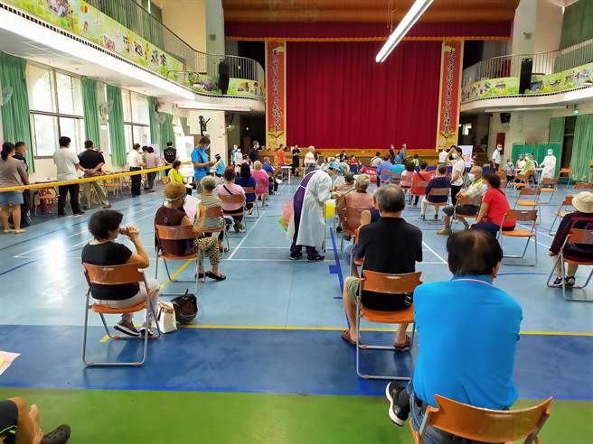 台中市各大快打站，長者接種踴躍，太平區太平國小尤其踴躍。（馮惠宜攝）