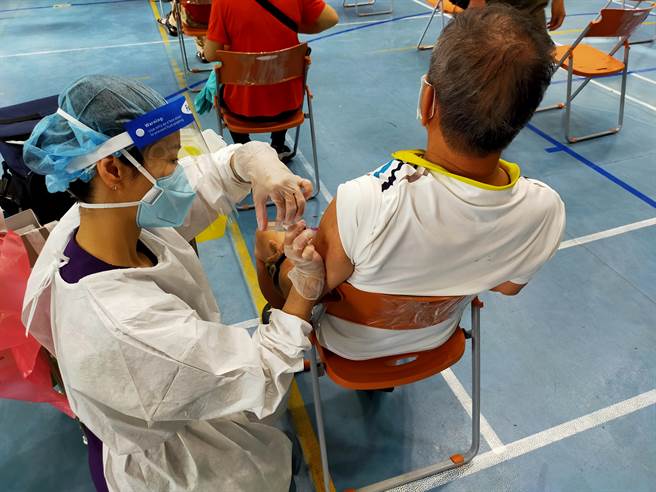 台中市太平區太平國小快打站，長者接種踴躍。（馮惠宜攝）