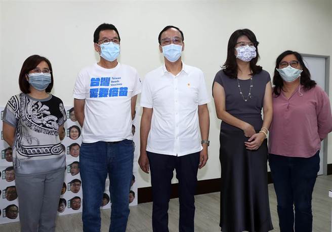 前國民黨主席朱立倫（中）30日拜訪國民黨立法院黨團首席副書記長陳玉珍（右起）、書記長鄭麗文、總召費鴻泰等幹部討論如何推動「不在籍投票」。（劉宗龍攝）
