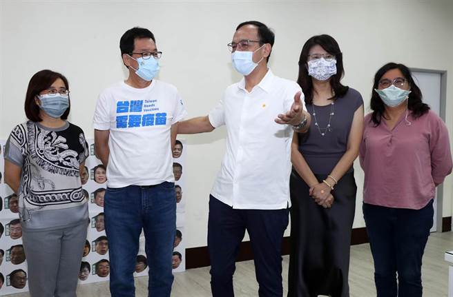 前國民黨主席朱立倫（中）30日拜訪國民黨立法院黨團首席副書記長陳玉珍（右起）、書記長鄭麗文、總召費鴻泰等幹部討論如何推動「不在籍投票」。（劉宗龍攝）
