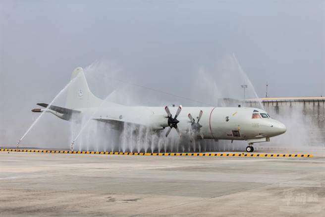 空軍大型航空器清洗沖淋站，可在6分鐘內，沖洗P-3C反潛機及C-130H運輸機等大型飛機。軍聞社提供