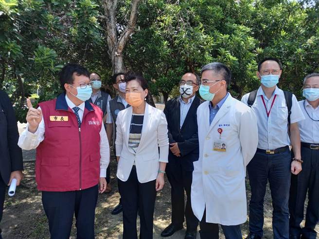 经济部长王美花偕同桃园市长郑文灿今日上午至观音工业区快筛站视察。（翻摄照片／姜霏桃园传真）