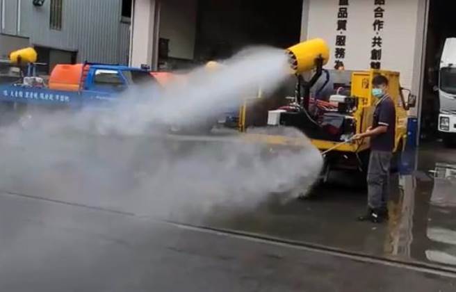 基隆市环保局採购2台炮雾车设备，提高户外喷洒效率、减少人力。（基隆市政府提供／陈彩玲基隆传真）