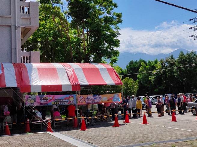 台中市AZ疫苗快打站報到率超乎預期，許多站點出現「搶打潮」。（民眾提供／王文吉台中傳真）