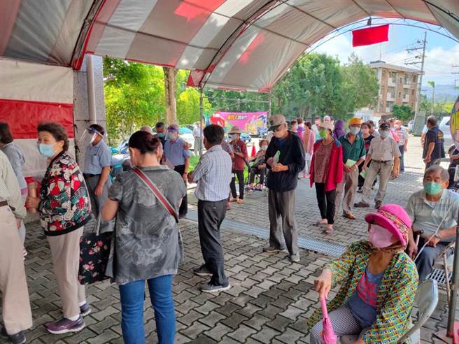 台中市AZ疫苗快打站報到率超乎預期，許多站點出現「搶打潮」。（民眾提供／王文吉台中傳真）