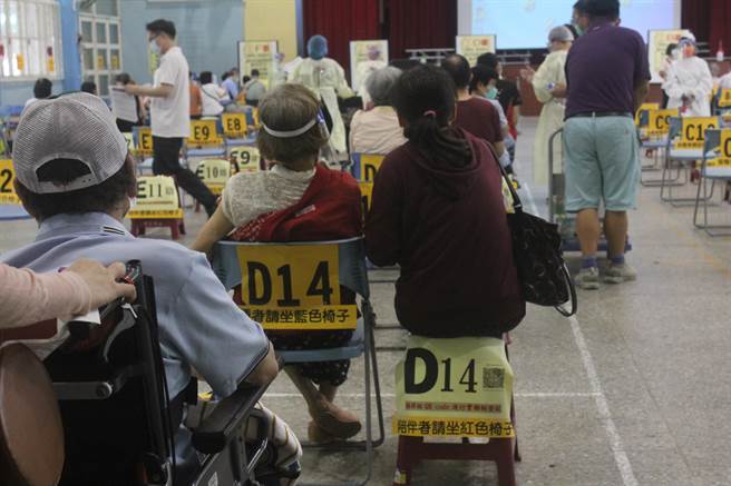 桃園市長鄭文燦30日宣布開放上一輪接種者可至社區接種站進行施打，但有里長抱怨市府28日宣布不開放接種站，30日卻又突然開放，呼籲市府應想好流程、方法再公布。（蕭靈璽攝）