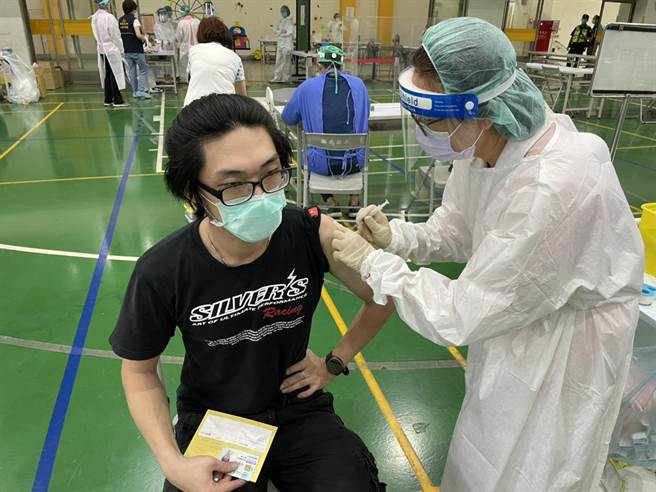 南區國光國小站有4位經以電話通知有打到殘劑，讓他們都覺得自己很幸運。（台中市政府提供）