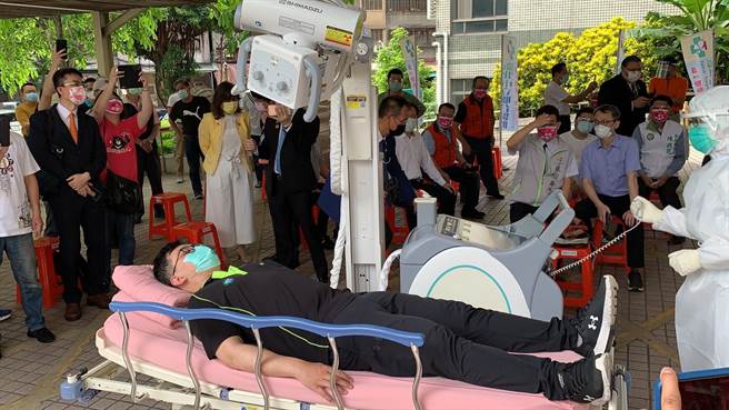 民代陈启能捐398万「电动式数位移动型X光机」给新冠专责医院　捐赠金额破千万（戴上容摄）