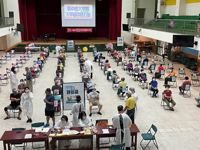 大甲高中快打站发出757张通知单，现场仅准备3成剂量，导致许多长辈扑空。（施志昌服务处提供／王文吉台中传真）