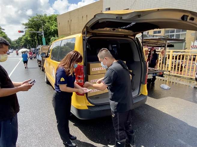 「拣好蔬果箱」，结合计程车业者推出20公里免运费方案。今天两农会第一次配送，动用了35台计程车，要在最快的时间将蔬果箱送到消费者手中。(高雄市农业局提供／林雅惠传真)