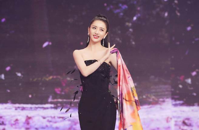 新疆女神佟丽娅恢復单身后，她把重心转往工作。（图／取材自Hello佟丽娅微博）