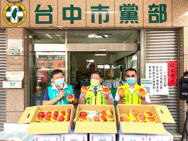 民進黨全國主委聯誼會會長邱建富（中）號召全國黨部「採買屏東與台南芒果、用行動相挺果農」。（王文吉攝）