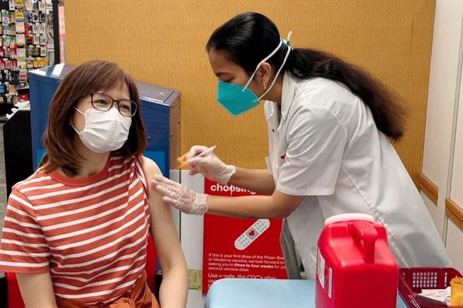 主播周玉琴到美國施打輝瑞疫苗。（摘自臉書）