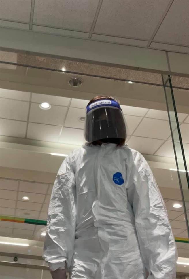 周玉琴身穿防護衣搭飛機。（摘自臉書）