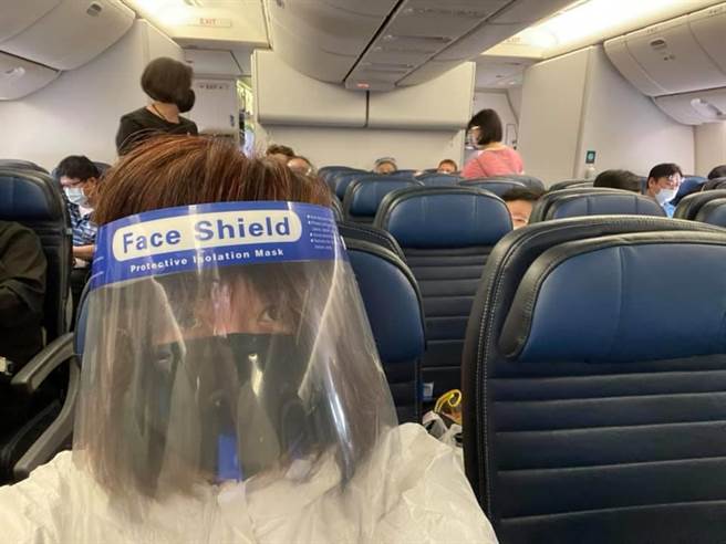 周玉琴搭飛機包得密不通風。（摘自臉書）