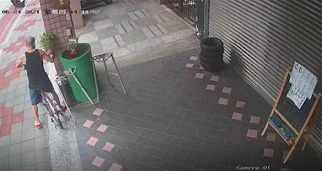 北市一名男子，骑脚踏车经过店家，见摆放在门口的盆栽，长得茂密，他竟将盆栽连盆放在篮子内带回家。(图/翻摄自影片)