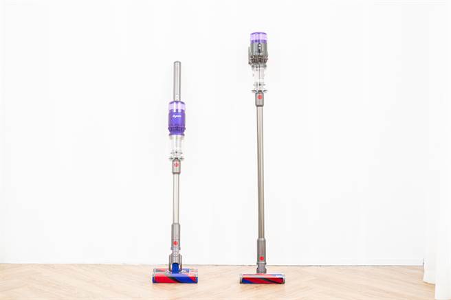 Dyson 在台發表全新 Dyson Omni-glide（左）與 Dyson Micro 1.5kg（右）系列無線吸塵器。（Dyson 提供／黃慧雯台北傳真）