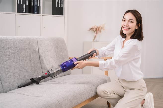 Dyson Omni-glide是首款採用「多向軟質碳纖維滾筒吸頭」的無線吸塵器，吸頭能夠朝任意方向轉動，解決清潔時需要頻繁移動傢俱的痛點。（Dyson 提供／黃慧雯台北傳真）