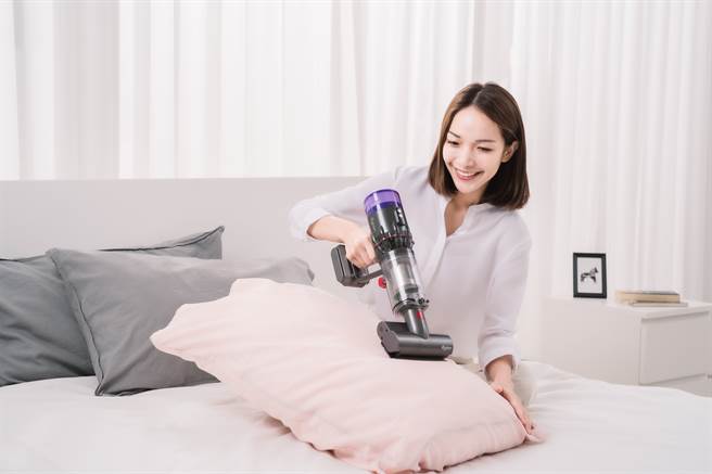 Dyson 史上最輕的 Dyson Micro 1.5kg無線吸塵器，全機重量僅 1.5 公斤，若轉換手持模式，重量更是不到 1 公斤。（Dyson 提供／黃慧雯台北傳真）